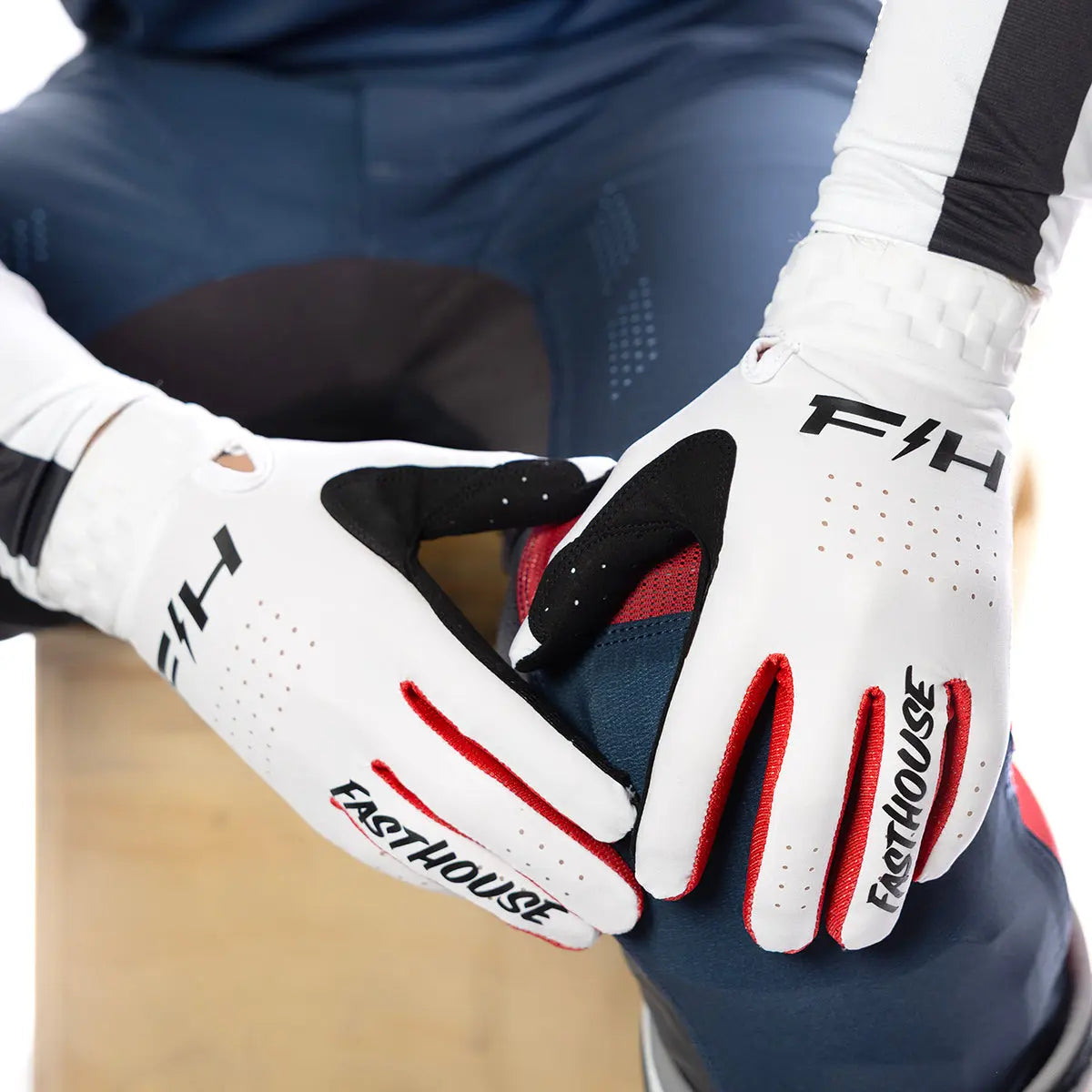 Helix Circuit Glove - White - Fasthouse