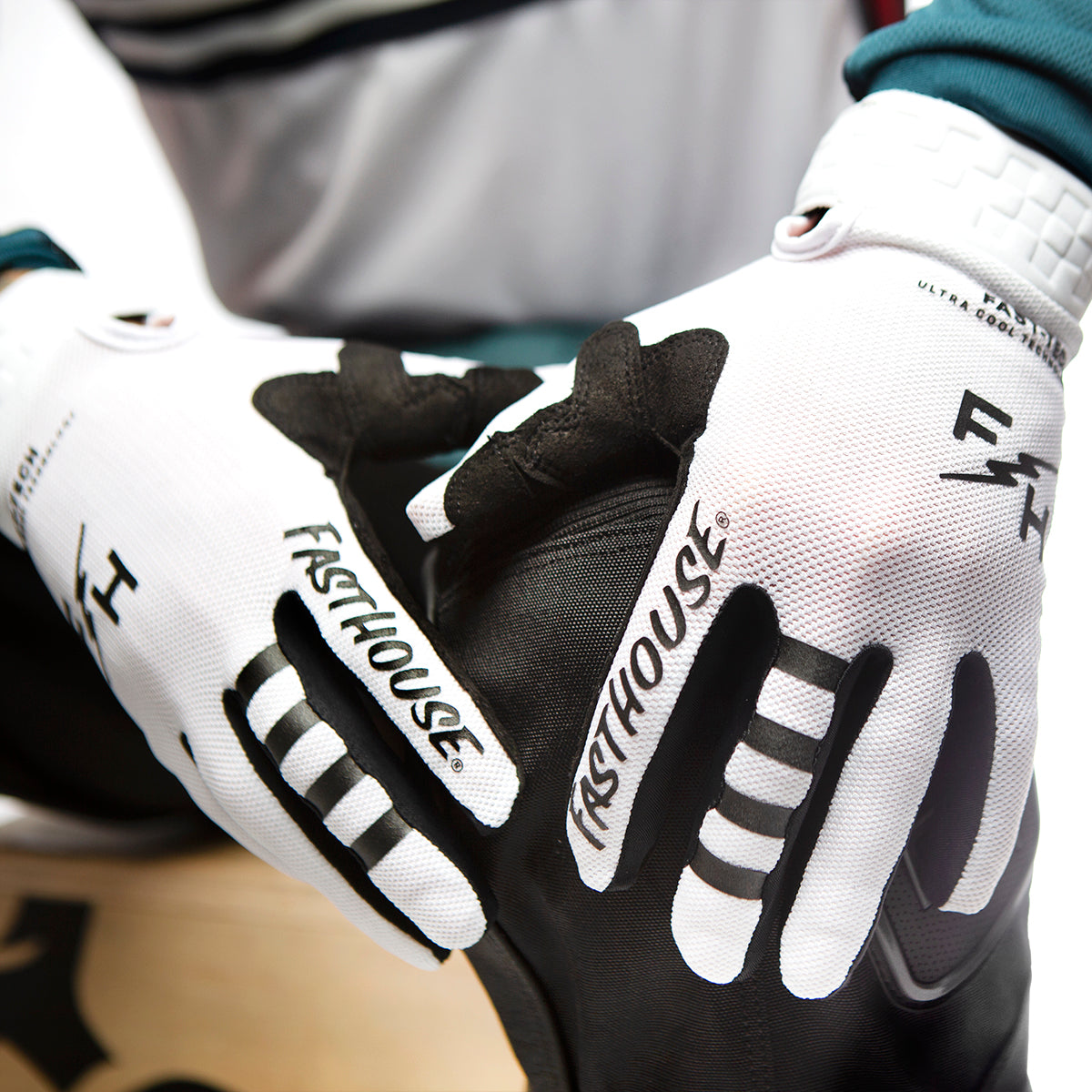Vapor Glove - White/Black Fasthouse