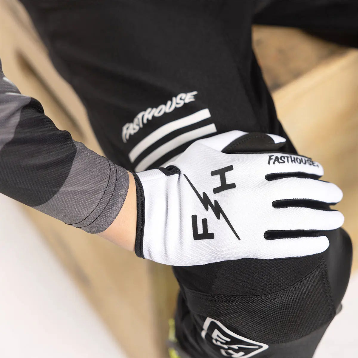 Carbon Eternal Youth Glove - White