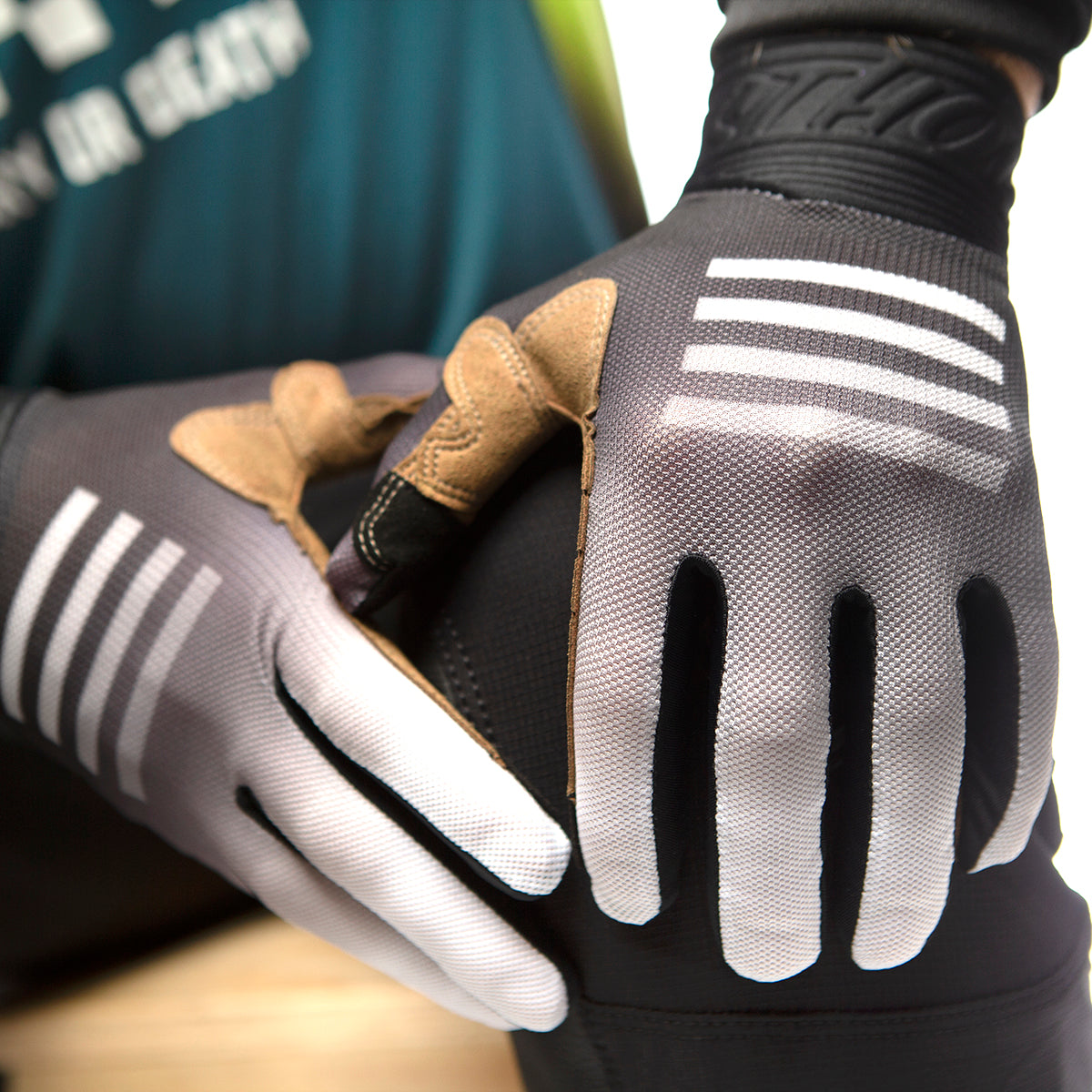 Blitz Fader Youth Glove - Black/White