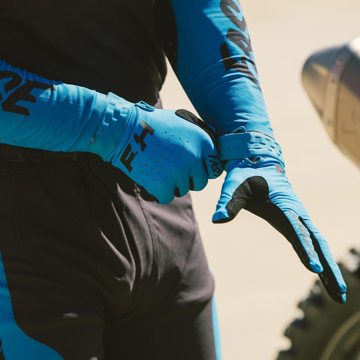 Helix Daytona Glove - Electric Blue