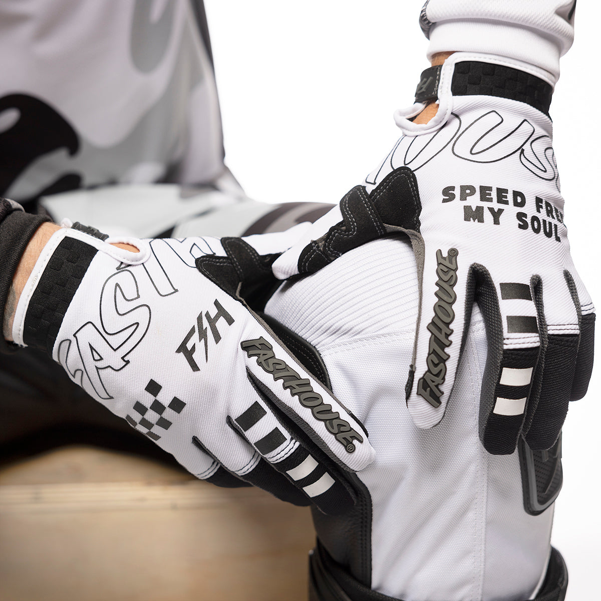 Speed Style Riot Glove - White/Black