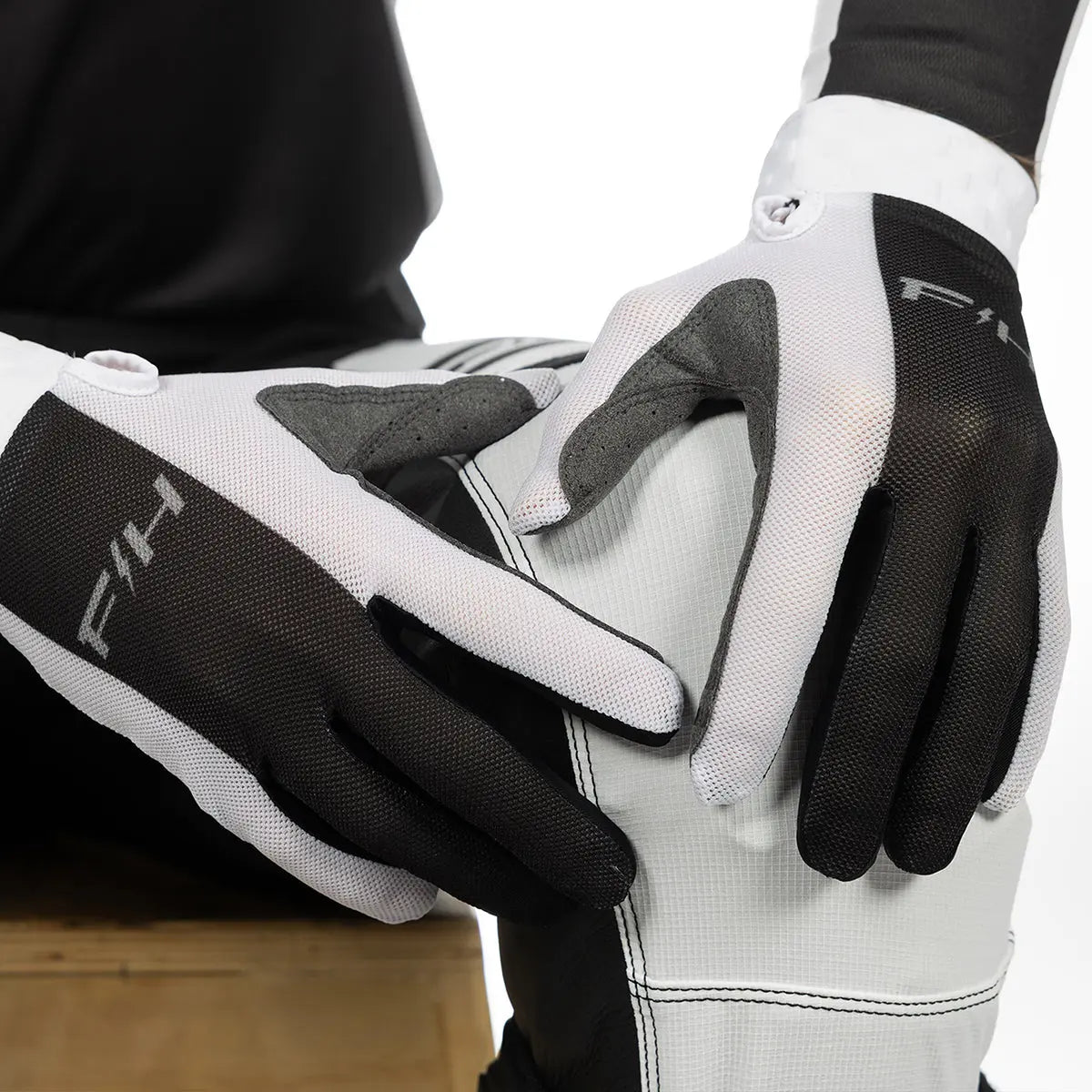 Vapor React Glove - White/Black Fasthouse