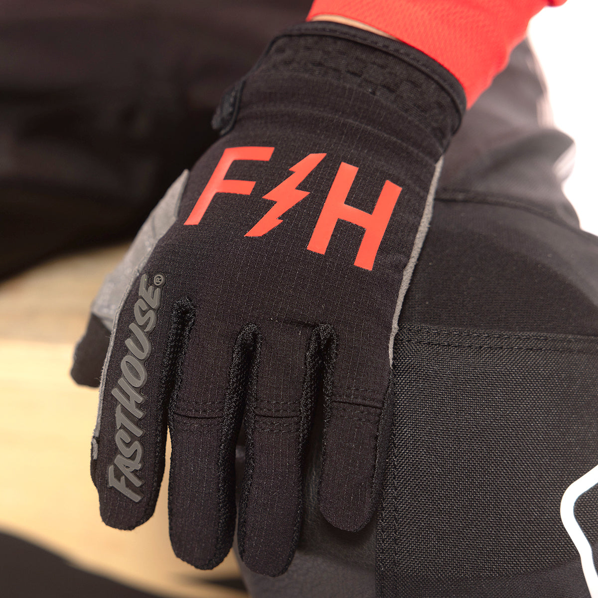 Speed Style Akin Youth Glove - Black/Red